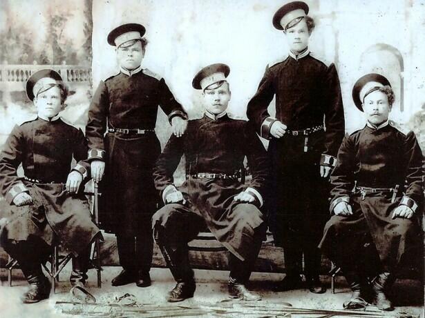 На снимке, сделанном 1906 году в Варшаве, запечатлены два казака Бердской станицы. Слева стоящий - Блинов Иван Петрович, положивший руку на плечо сидящего в центре брата Сигнея Петровича.