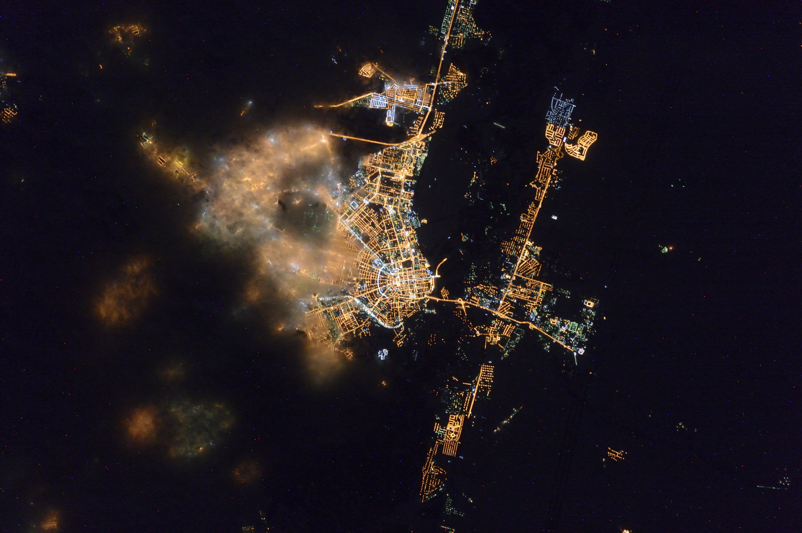 Нападение из космоса. Спутниковый снимок Оренбурга 1965. Оренбург с МКС. Ночной Киев из космоса.