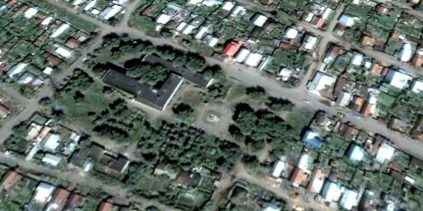 Вид с высоты 260 метров на центр поселка Берды на пересечении улиц Гастелло и Державина в период 2003 по 2016 годы можно увидеть на спутниковых снимках сервиса Google Earth.