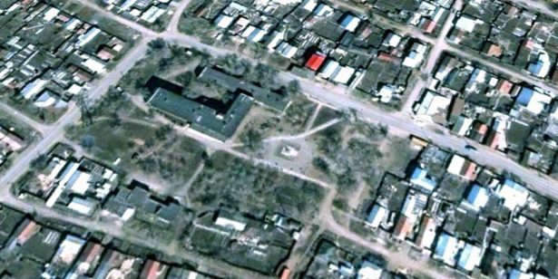 Второй снимок от 19 апреля 2004 года практически повторяет первый, лишь с той разницей, что он был сделан в середине весны, когда деревья, стоящие вокруг памятника Пушкина, еще не имеют своей пышной листвы.
