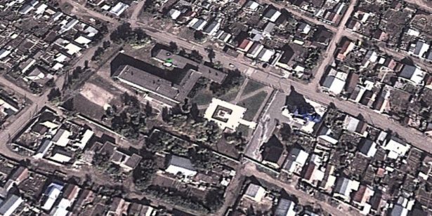 На снимке, датированном 20 сентября 2012 года хорошо видно, что территория вокруг храма заасфальтирована, и пропали деревья между памятником Пушкину, церковью и улицей Гастелло.