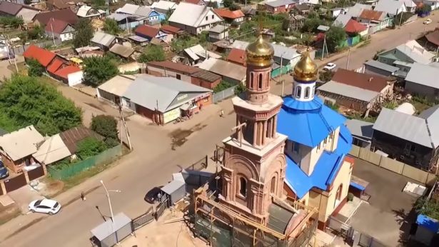 В основе всех этих работ лежит снимок окрестностей храма Казанской иконы Божией Матери, сделанный в августе 2016 года.