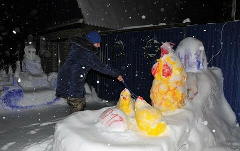 Снег засыпает новогодние скульптуры Канзапаровых