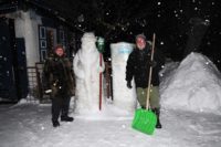Для будущего фронта снежных работ родители делают заготовки, и рядом с Дедом Морозом стоит столб-заготовка для Снегурочки.