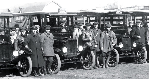 Водители и кондукторы первых автобусов