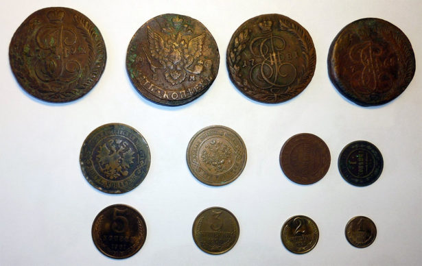 На снимке в нижнем ряду представлены советские 1, 2, 3 и 5 копеек. В среднем ряду находятся их аналоги времен Николая II, а в верхнем - екатерининские пятаки.