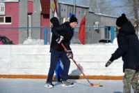 Несмотря на февральские морозы жители поселка Берды стали участниками спортивных праздников, организованных на стадионе «Нефтяник».