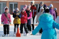 Несмотря на февральские морозы жители поселка Берды стали участниками спортивных праздников, организованных на стадионе «Нефтяник».