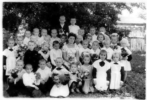 Первый раз в первый класс. 1 сентября 1962 года. 1 Б класс. Снимок сделан во дворе школьного двора. С 1 по 4 класс этих ребят учила Екатерина Федоровна.