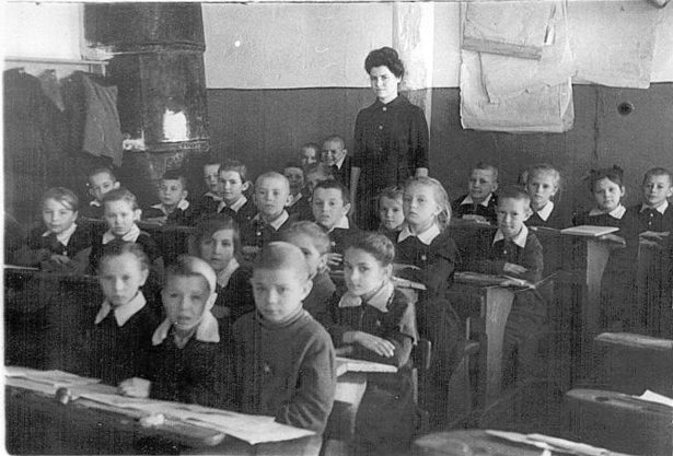 2 Б класс. В классе 1963 год. На заднем плане хорошо заметна печка-голландка, или как тогда называли "галанки", у которой грелись дети.