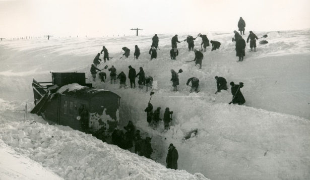 Освобождение из снежного плена застрявшего снегоочистителя «Носорог», Оренбургская железная дорога, 9 февраля 1949 года