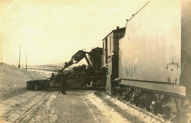 Очистка первого станционного пути во второй заход путевым стругом, станция Рысаево, 9 декабря 1955 года