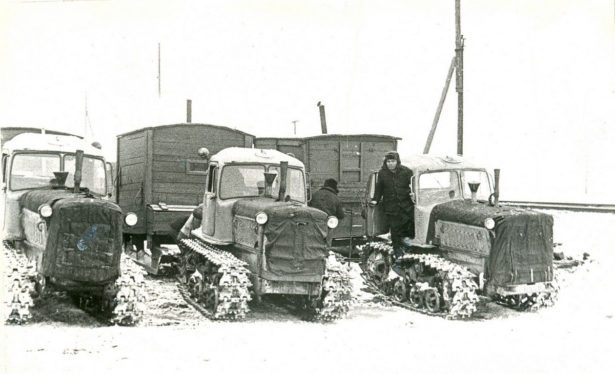 Передвижные будки обогрева путейцев 11-го околотка Никельской дистанции пути, станция Киргильда, 1979 год