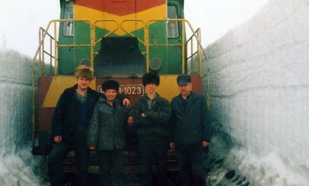 Локомотивные бригады на фоне тепловоза ЧМЭ3-1023, ст. Кундуровка, 1998 год