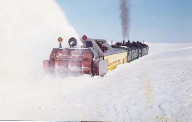 Роторный снегоочиститель с тепловозом 2ТЭ10В на участке Красногвардеец-II — Новоперелюбская