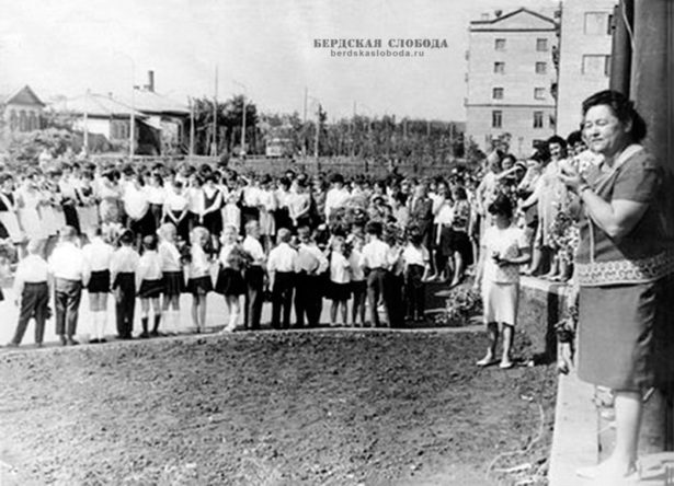 1 сентября 1966 года. Школа №25 встречает своих первых учеников. Справа на снимке: директор школы Покровская Любовь Дмитриевна. На заднем плане видны дома старого Форштадта, не попавшие на панорамный снимок.
