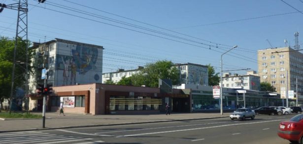 Далее по нечетной стороне Туркестанской улицы стоят три пятиэтажки, фасады которых украшены цветной мозаикой.