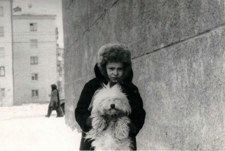 Я и моя собака около дома, на заднем плане Туркестанская улица.