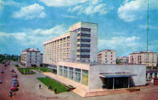 У гостиницы «Оренбург» в начале 70-х был разбит небольшой скверик с лавочками. Гостиница "Оренбург", 1971 год.