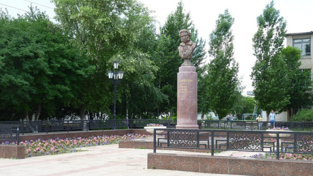 В 1999 году, в честь Александра Сергеевича Пушкина 150-летия в центре поселка Берды был заново открыт бюст поэта.