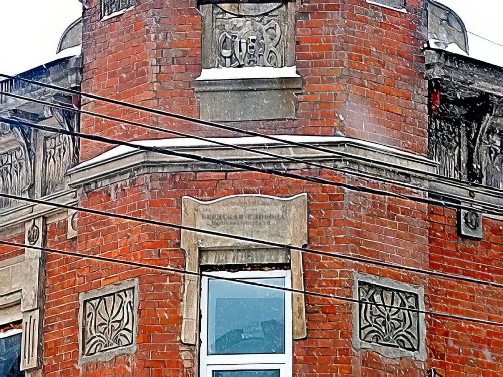 Гладкие поверхности стен из красного лицевого кирпича создают прекрасный фон для штукатурных деталей, обработанных под природный камень, что уже присуще и модерну, и романтизму. Гладкие поверхности стен из красного лицевого кирпича создают прекрасный фон для штукатурных деталей, обработанных под природный камень, что уже присуще и модерну, и романтизму.