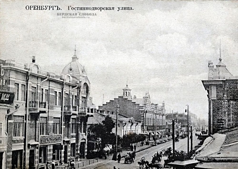 Торговый дом Смочилина, 1900-е годы. На заднем плане «Американская гостиница (ныне – здание ФСБ).