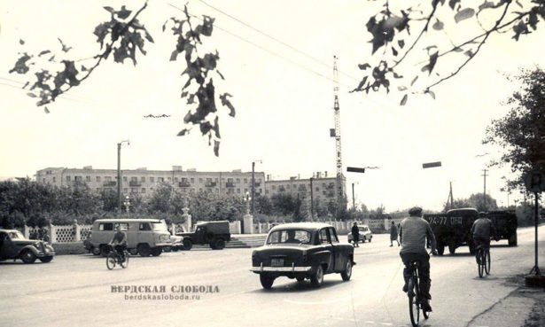 Выставочная улица 1960-е годы. Гостиница "Оренбург" и магазин "Колос" еще не построены. Автор: Владимир Дуняшев, август 1965 года.