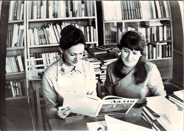 1979 год, Гусева Ольга и Кувалдина Валентина (работала в библиотеке с августа 1977 года по 1982 год), знакомятся с новыми книгами.
