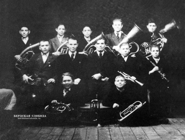 Духовой оркестр клуба Нефтемаслозавода (Берды), 1950 год. Руководитель: М. Винокуров. Из архива ДК "Орбита"