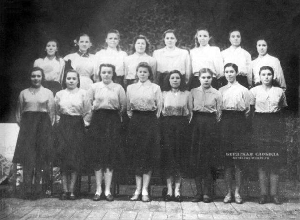 Один из первых хоров клуба Нефтемаслозавода (Берды), 1949 год. Из архива ДК "Орбита"