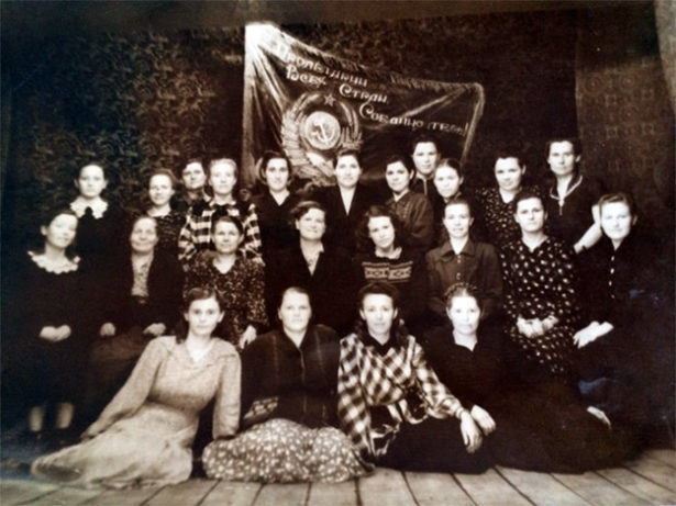 Выпускной класс Лобовой Анны Егоровны. Май 1941 года. Анна Егоровна первая слева сидит на полу.