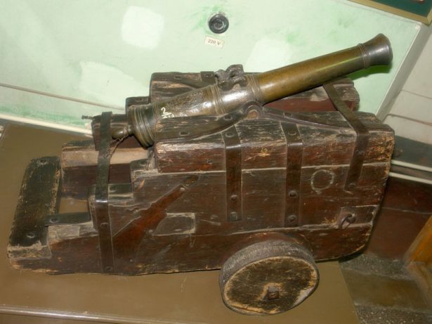 «Пугачёвская пушка» на самодельном лафете (34-мм калибр, бронза, вес 51 кг)