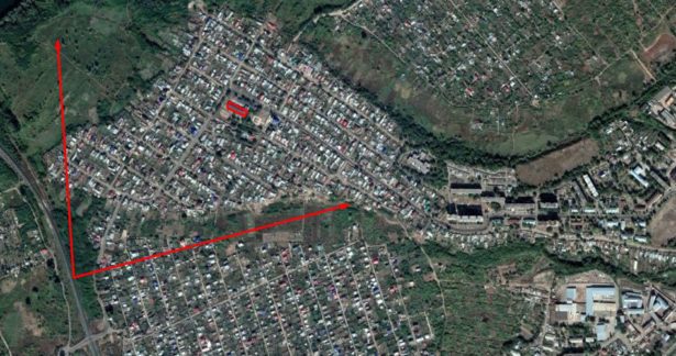 На спутниковом снимке сервиса Google Earth точкой показано примерное место и направление съемки. Красным прямоугольником обозначено место, где раньше находился храм.