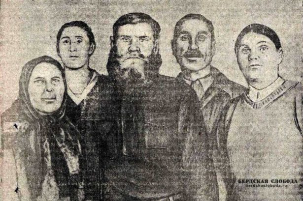 На снимке, взятом из газеты Чкаловская коммуна от 27 января 1946 года, запечатлена семья члена сельхозартели"Ленинский луч" Иванова Ивана Михайловича.