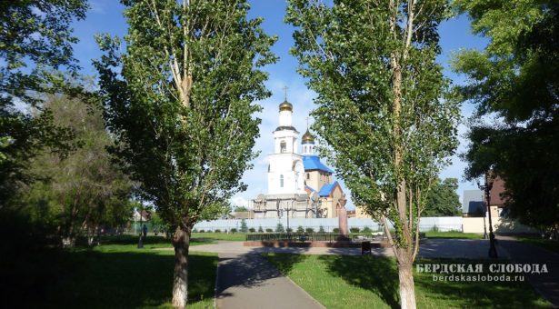 Указом Святейшего Синода 25 июня 1818 года постройка в Бердах каменной церкви во имя Казанской Божией Матери разрешена.