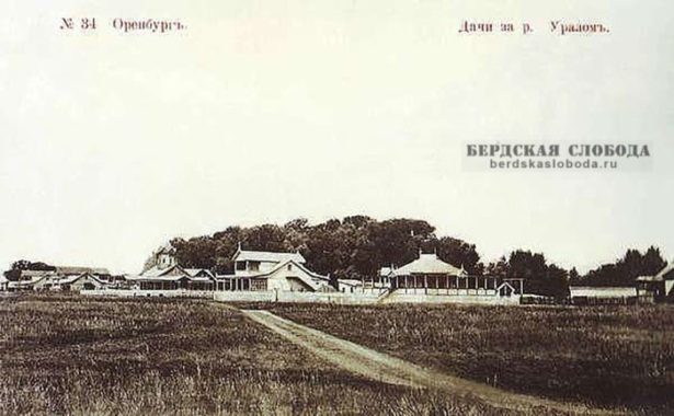 Городские дачи на западной стороне Большой поляны в Зауральной роще. В левой части снимка виден шатер небольшой деревянной церкви в честь Св. великомученика Пантелеймона.