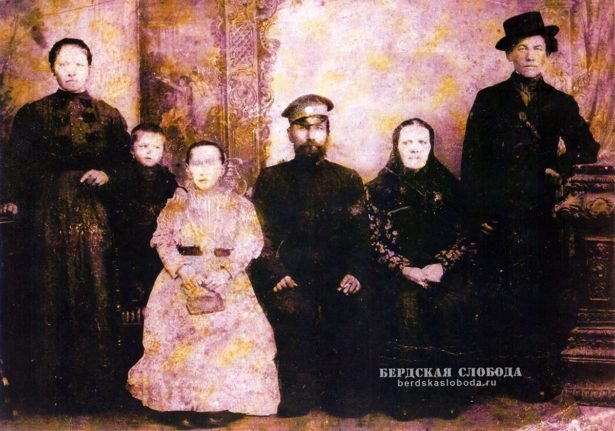 Семья Воробьевых. Фото сделано в период с 1917 по 1919 годы
