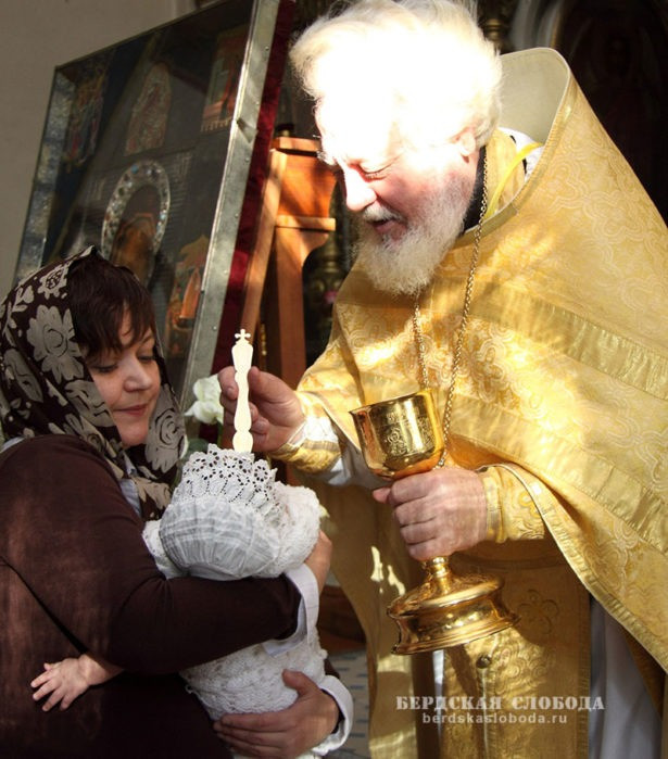 Отец Владимир крестит Ксению