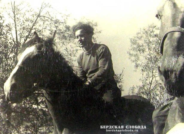 Владимир Георгиевич Воробьев хорошо держался в седле и очень хорошо стрелял. ходил одно время на охоту в Целинограде, а потом, в Пскове.