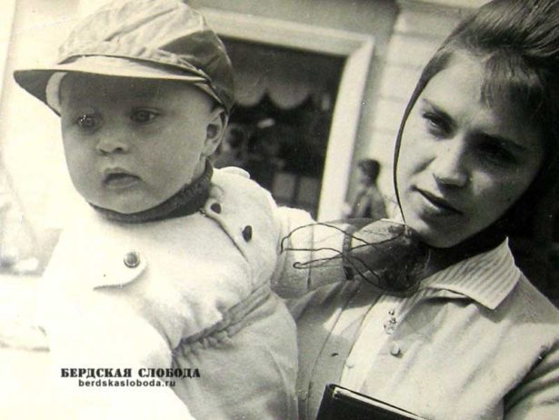 Неля Федоровна со своим первенцем - Андреем Владимировичем Воробьевым. Петропавловск- Камчатский. 1962-63 годы.