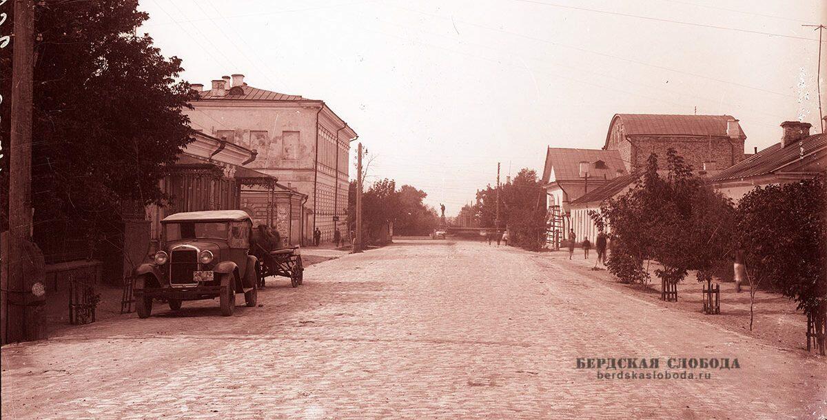 Ленинская улица. В перспективе - силуэт Ленина, установленный в сквере его имени. 1930-е годы. Из фотофонда ГАОО.