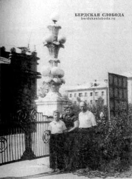 Вид на ул. Б. Хмельницкого со стороны  сельскохозяйственной выставке. Начало 1950-х гг. Фото Б. Васильева.