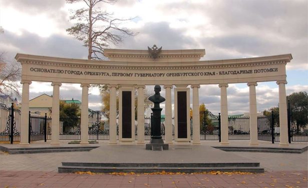 Памятник Ивану Неплюеву