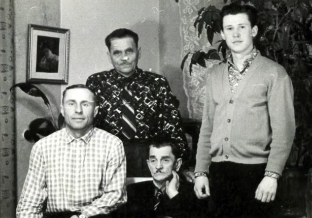 Уцелевшие братья Михайловы (в центре) в родной станице. Сидит Александр, стоит, предположительно, Леонид. 1960-е гг. Фото предоставлено В.Г. Семеновым.