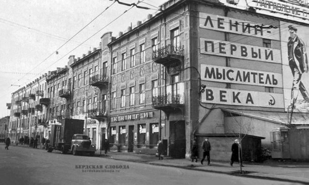 КОГИЗ на Советской улице стал обычным книжным магазином. Снимок 1969 год.