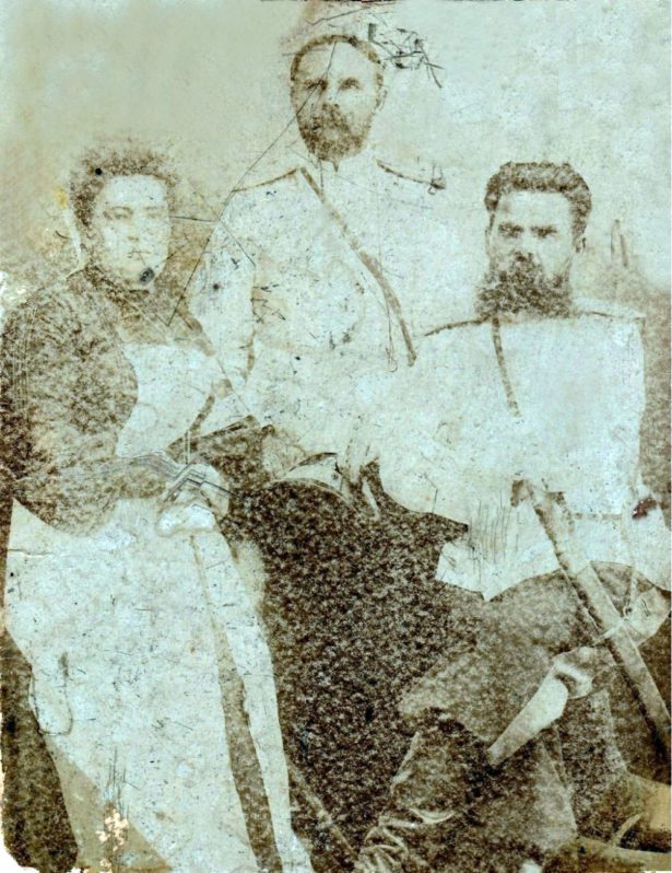 Ф.Н. Михайлов (справа) - отец расстрелянных офицеров.