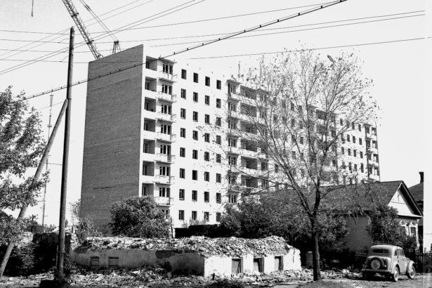 Лето 1975 года. До сдачи дома по ул. Тимирязева, №2 еще остается несколько месяцев. Позже к глухой стене дома будет пристроена многоэтажка по ул. Маршала Жукова, №24.