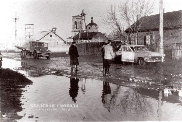 На снимке, сделанном весной 1960 года, показана улица Державина, с которой совсем недавно сошел снег. Место съемки: улица Державина 29.