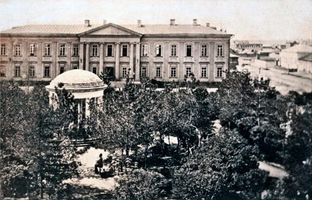 Думская площадь, ранее называвшаяся Александровской, здание Городской управы (бывшего магистрата), Александровский сквер, ротонда (беседка).