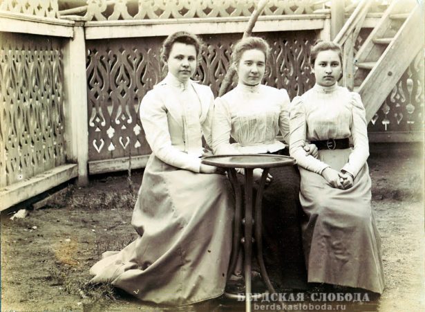 А вот три девицы во дворе фотографируются – чинно так за столик сели. Посередине Татьяна Ильинична, справа от нее, в костюме с черным пояском, верная подруга Варя. Кстати, столик сохранился.